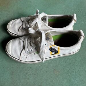 Cariuma National Geographic White Canvas Sneakers